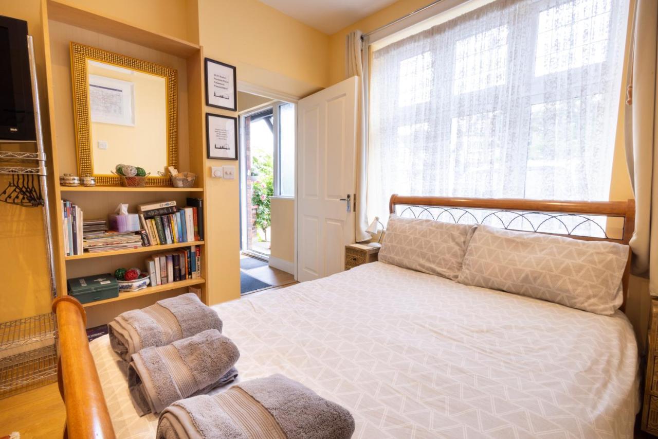 London Vegetarian Smoke & Pet Free En-Suite With Ev Parking Έτζγουερ Εξωτερικό φωτογραφία