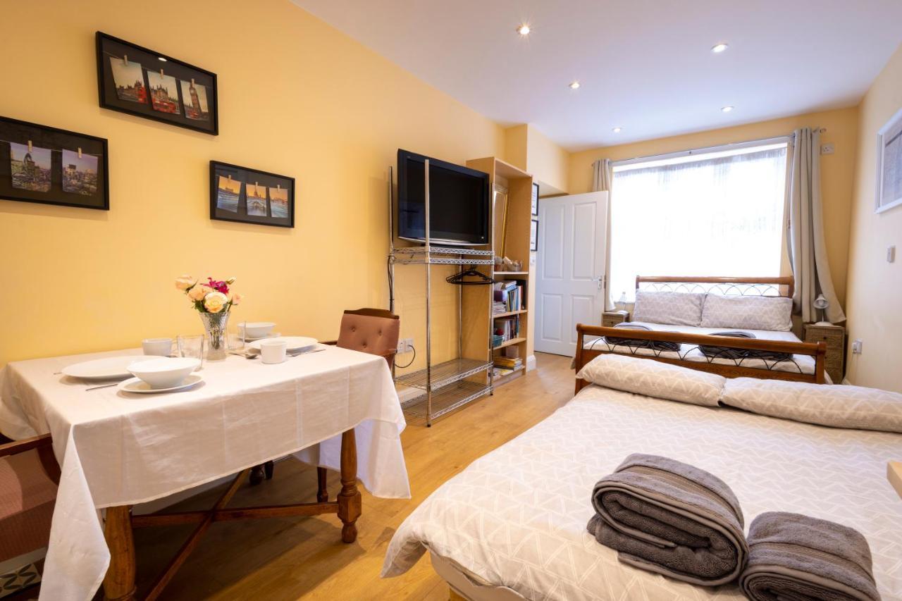 London Vegetarian Smoke & Pet Free En-Suite With Ev Parking Έτζγουερ Εξωτερικό φωτογραφία